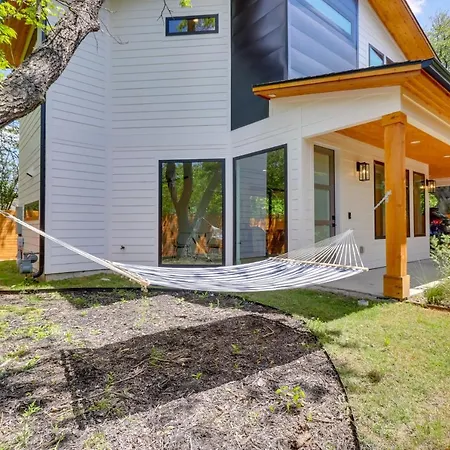Chic Austin House With Spacious Backyard And Hammock